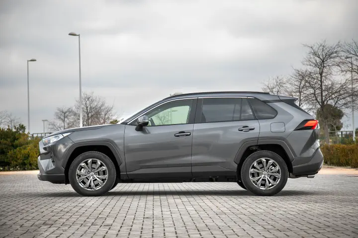 Toyota RAV4 — fotografía real de la unidad de referencia, vista 2