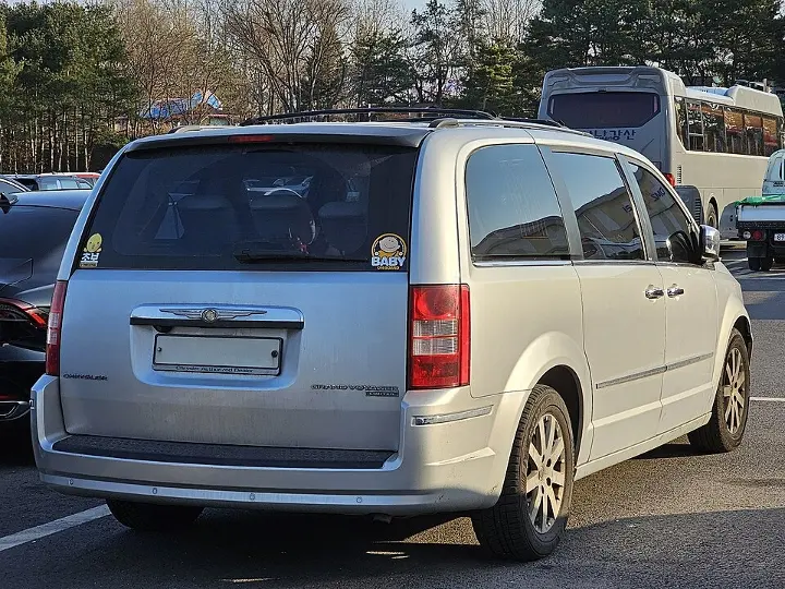 Chrysler Voyager — fotografía real de referencia 4