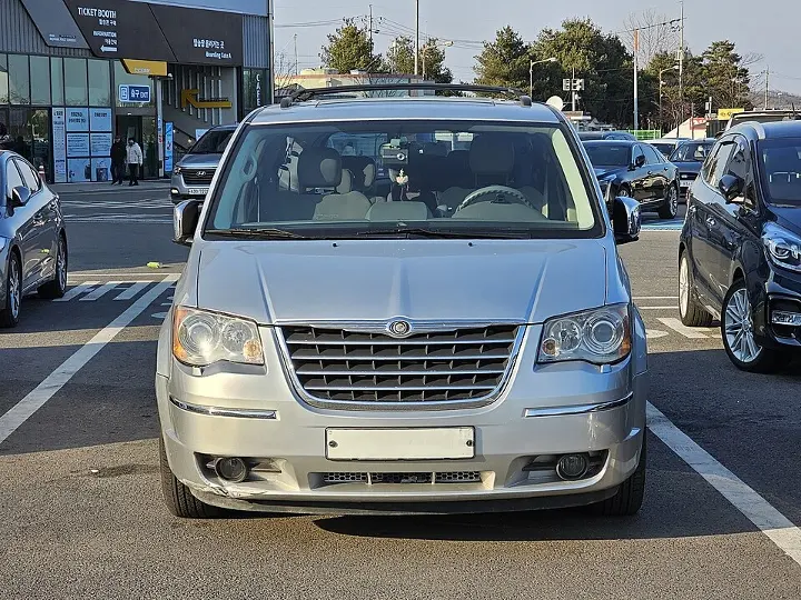 Chrysler Voyager — fotografía real de referencia 2