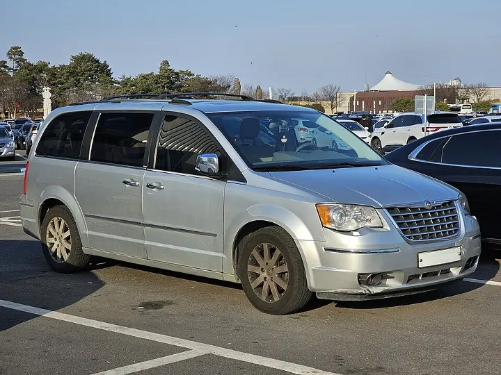 Chrysler Voyager — fotografía real de referencia 3