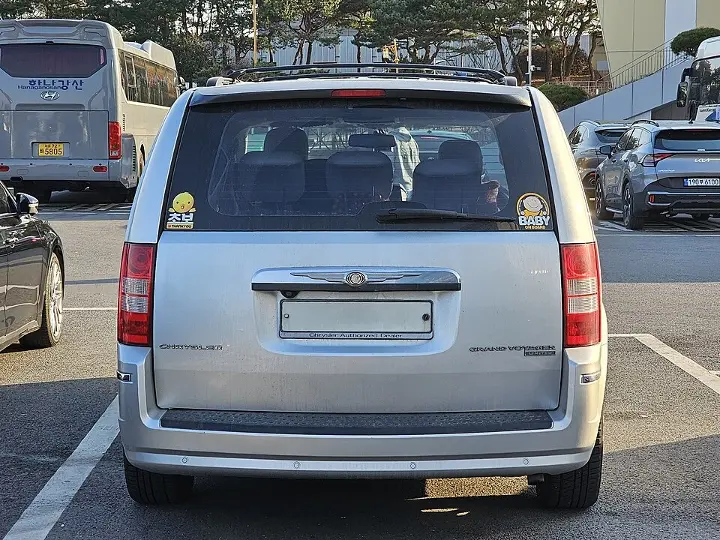 Chrysler Voyager — fotografía real de referencia 5