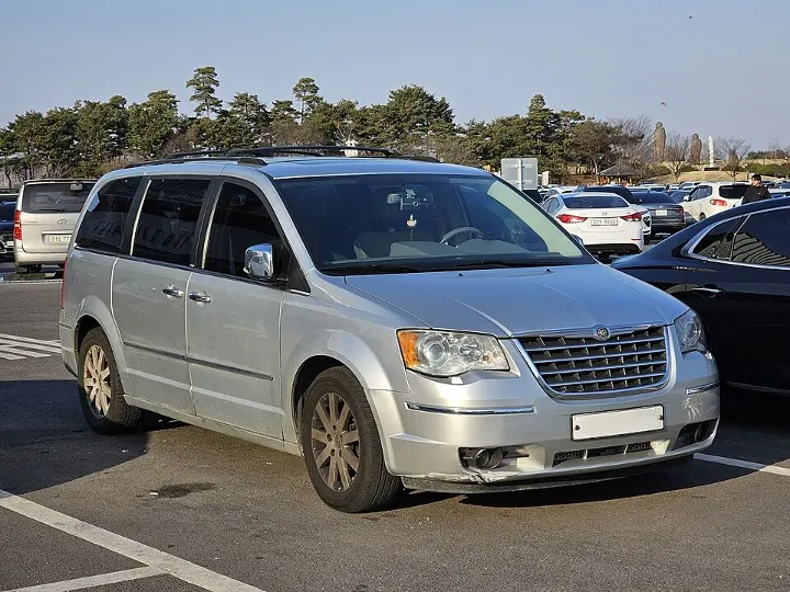 Chrysler Voyager — fotografía real de referencia 1