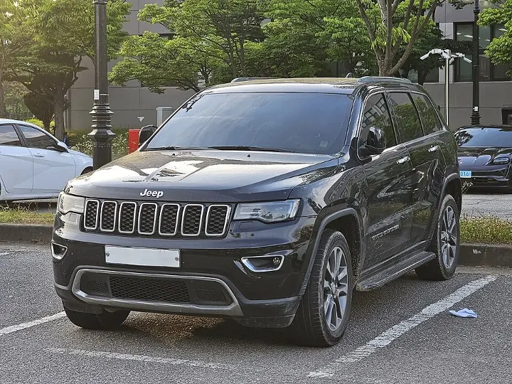 Jeep Grand Cherokee — fotografía real de referencia 1