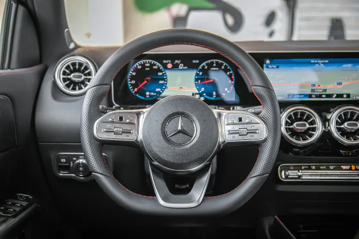 Mercedes-Benz GLA — volante y pantallas del conductor; fotografía real de referencia