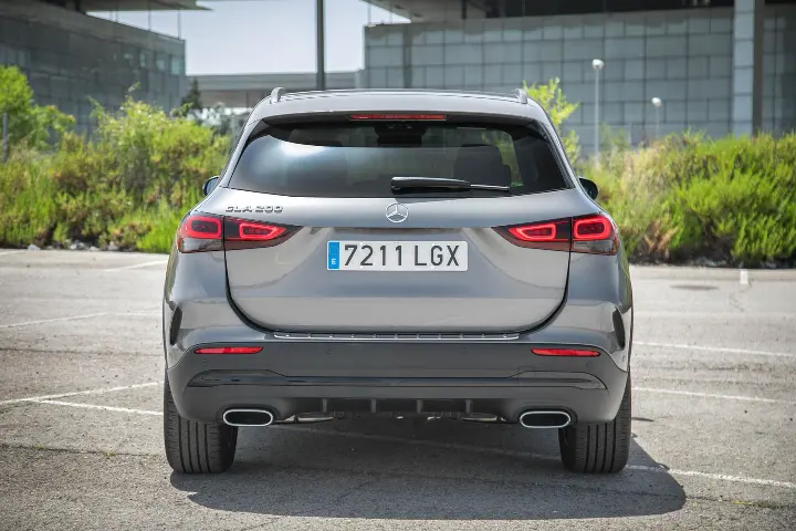 Mercedes-Benz GLA — vista posterior; fotografía real de referencia