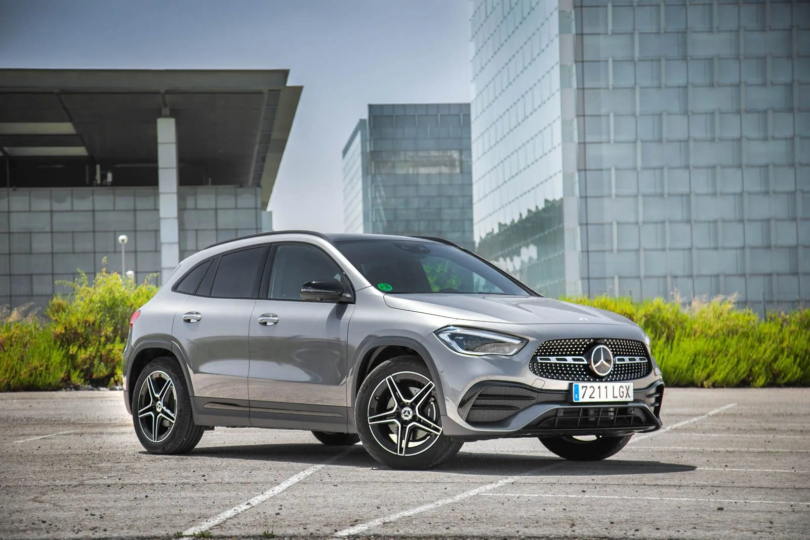 Mercedes-Benz GLA — vista delantera de tres cuartos; fotografía real de referencia