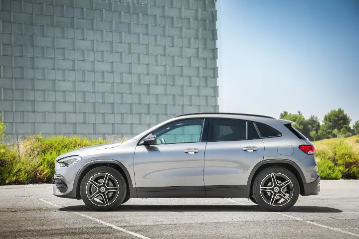 Mercedes-Benz GLA — perfil lateral izquierdo; fotografía real de referencia