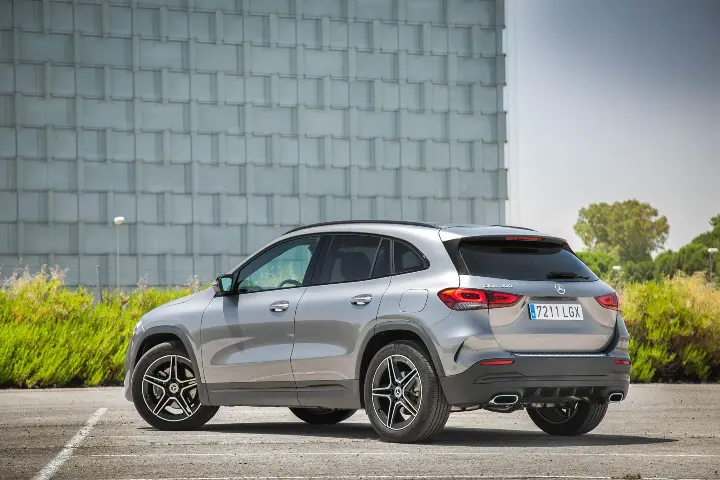 Mercedes-Benz GLA — vista posterior de tres cuartos; fotografía real de referencia