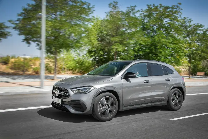 Mercedes-Benz GLA — vista delantera y lateral en circulación; fotografía real de referencia