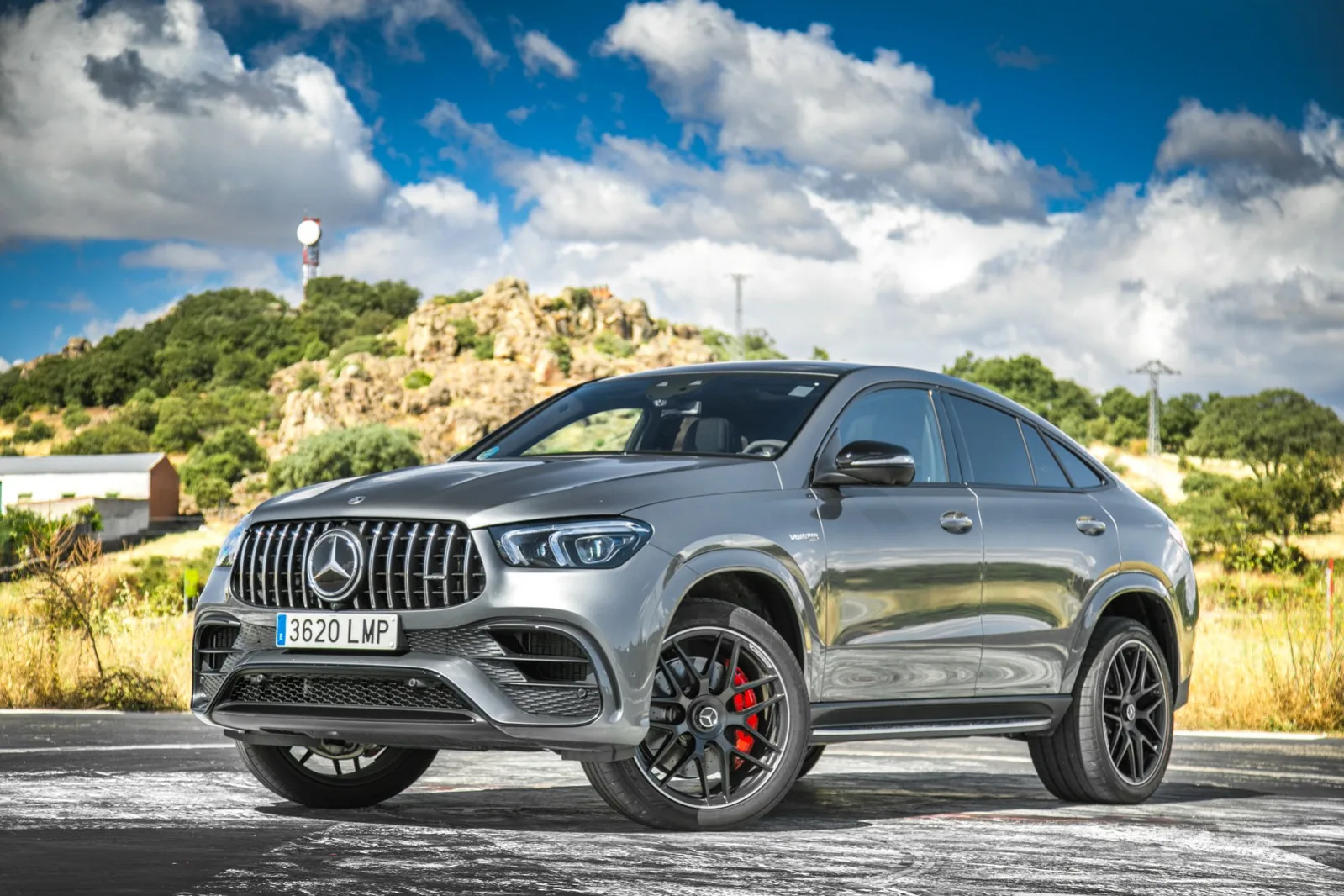 Mercedes-Benz GLE — vista delantera de tres cuartos; fotografía real de referencia