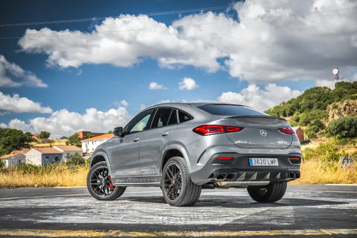 Mercedes-Benz GLE — vista posterior de tres cuartos; fotografía real de referencia