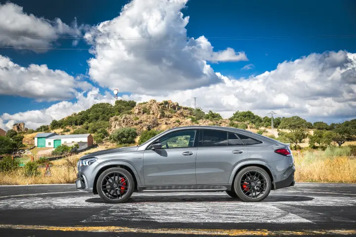 Mercedes-Benz GLE — perfil lateral izquierdo; fotografía real de referencia