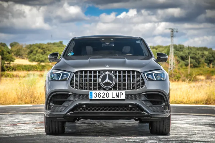 Mercedes-Benz GLE — vista frontal; fotografía real de referencia