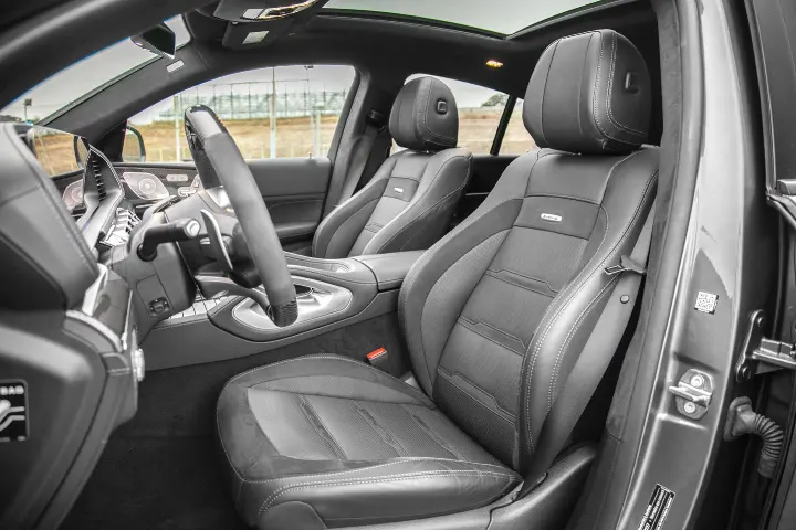 Mercedes-Benz GLE — asientos delanteros y puesto de conducción; fotografía real de referencia