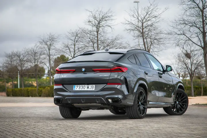 BMW X6 xDrive30d 2023 — fotografía real de la misma unidad de referencia
