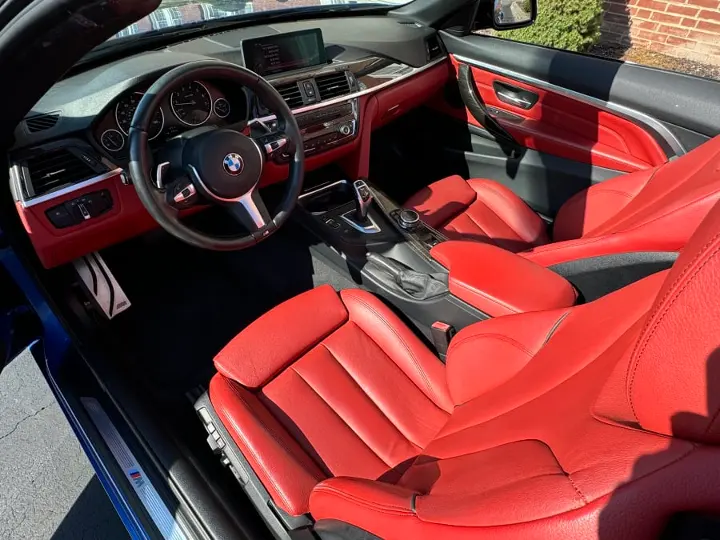 BMW 428i Cabrio M Sport 2015 — Interior Coral Red y volante a la izquierda