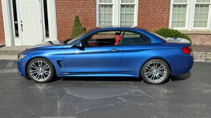 BMW 428i Cabrio M Sport 2015 Estoril Blue — Perfil lateral con el techo rígido cerrado