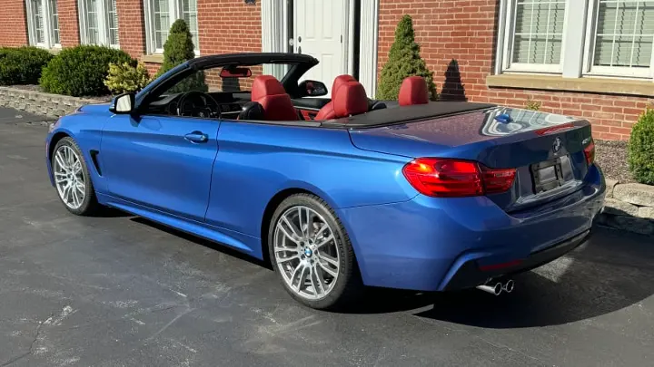 BMW 428i Cabrio M Sport 2015 Estoril Blue — Vista trasera y lateral con el techo abierto