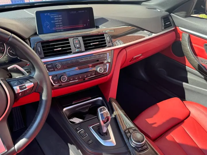 BMW 428i Cabrio M Sport 2015 — Consola central y tablero Coral Red