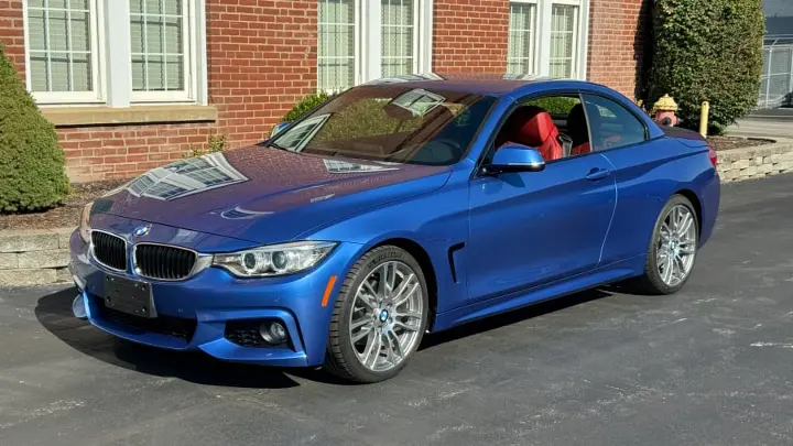 BMW 428i Cabrio M Sport 2015 Estoril Blue — Vista frontal y lateral con el techo rígido cerrado