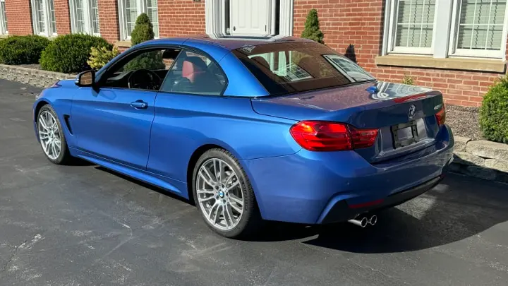 BMW 428i Cabrio M Sport 2015 Estoril Blue — Vista trasera y lateral con el techo rígido cerrado