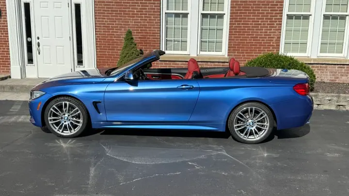 BMW 428i Cabrio M Sport 2015 Estoril Blue — Perfil lateral con el techo abierto