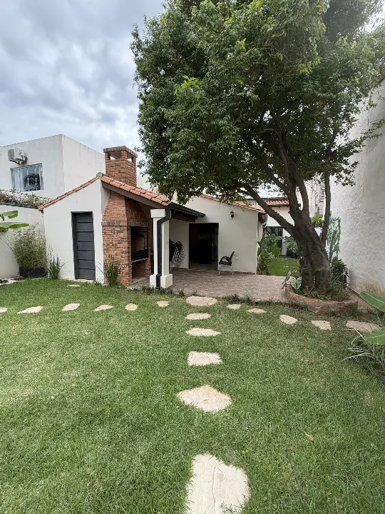 Casa en venta en Concordia — 250 m² con piscina, a pasos del Colegio Francés