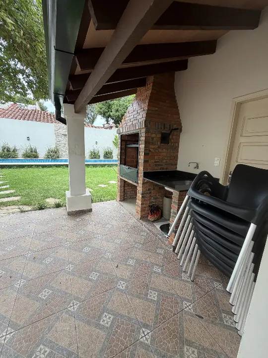 Casa en venta en Concordia — 250 m² con piscina, a pasos del Colegio Francés