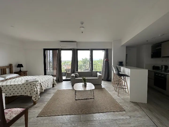 ¡Raro de encontrar! Monoambiente de 45 m² de amplitud a una cuadra de avenida Santa Teresa