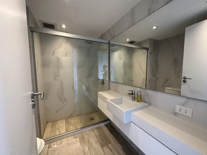 ¡Raro de encontrar! Monoambiente de 45 m² de amplitud a una cuadra de avenida Santa Teresa