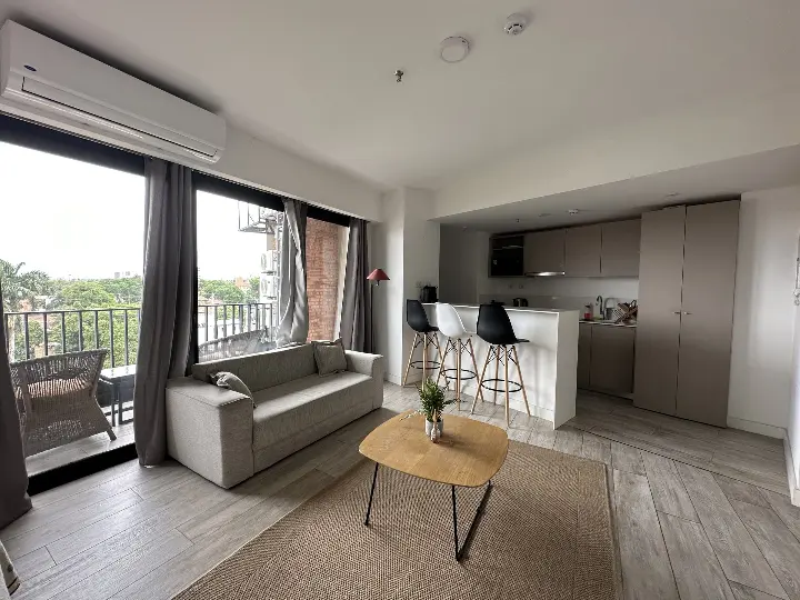 ¡Raro de encontrar! Monoambiente de 45 m² de amplitud a una cuadra de avenida Santa Teresa