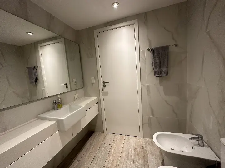 ¡Raro de encontrar! Monoambiente de 45 m² de amplitud a una cuadra de avenida Santa Teresa